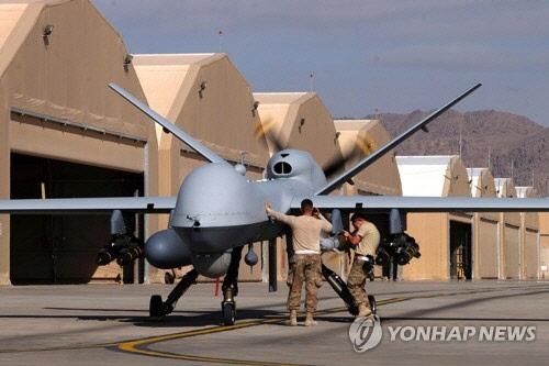 2016년 3월 아프가니스탄 미군 기지의 MQ-9 리퍼 드론을 장병들이 점검하고 있다.   로이터=연합뉴스